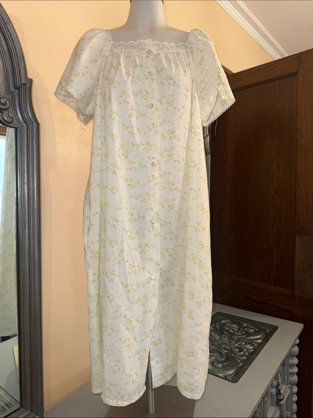 Vintage Carriage Court Medium White Yellow Floral Nightgown Lace Cottagecore